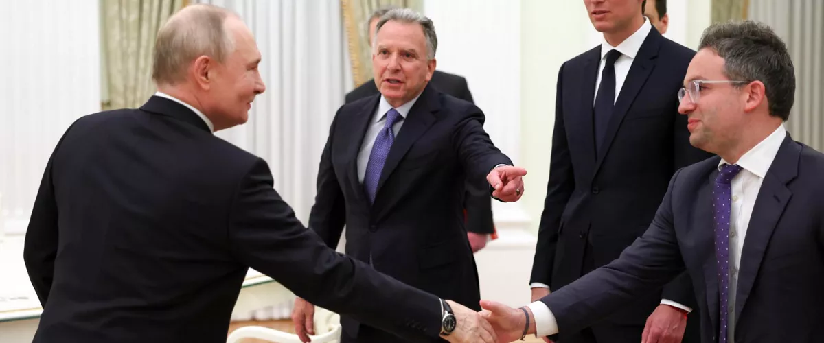 MOSCOW (Russian Federation), 22/01/2026.- Russian President Vladimir Putin (R) shakes hands with U.S. Federal Acquisition Service Commissioner Josh Gruenbaum (R) alongside U.S. President Donald Trump's special envoy Steve Witkoff (C) and son-in-law Jared Kushner (2nd-R) before a meeting at the Kremlin in Moscow, Russia, 22 January 2026. Russian President Vladimir Putin will receive US Presidential Envoy Steve Witkoff to discuss Trump's 'peace plan' for Ukraine. (Rusia, Ucrania, Moscú) EFE/EPA/ALEXANDER KAZAKOV/SPUTNIK/KREMLIN POOL / POOL MANDATORY CREDIT
