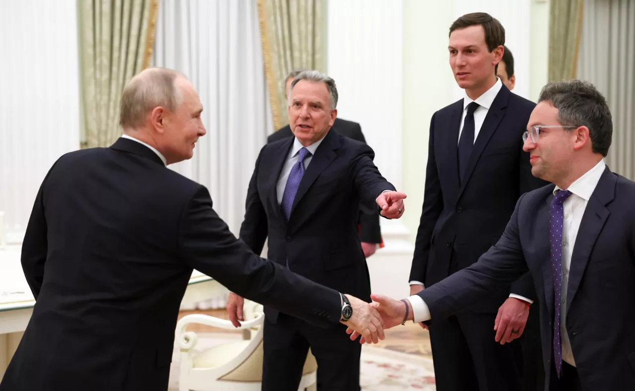 MOSCOW (Russian Federation), 22/01/2026.- Russian President Vladimir Putin (R) shakes hands with U.S. Federal Acquisition Service Commissioner Josh Gruenbaum (R) alongside U.S. President Donald Trump's special envoy Steve Witkoff (C) and son-in-law Jared Kushner (2nd-R) before a meeting at the Kremlin in Moscow, Russia, 22 January 2026. Russian President Vladimir Putin will receive US Presidential Envoy Steve Witkoff to discuss Trump's 'peace plan' for Ukraine. (Rusia, Ucrania, Moscú) EFE/EPA/ALEXANDER KAZAKOV/SPUTNIK/KREMLIN POOL / POOL MANDATORY CREDIT
