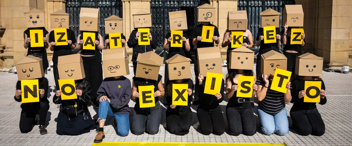 SAN SEBASTIÁN, 18/03/2026.- Miembros de SOS Racismo han presentado este miércoles en San Sebastián la XXIX Marcha contra el Racismo y la Xenofobia, que este año se celebrará bajo el lema 'Sin padrón no existo'. EFE/ Javier Etxezarreta
