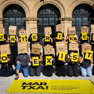 SAN SEBASTIÁN, 18/03/2026.- Miembros de SOS Racismo han presentado este miércoles en San Sebastián la XXIX Marcha contra el Racismo y la Xenofobia, que este año se celebrará bajo el lema 'Sin padrón no existo'. EFE/ Javier Etxezarreta
