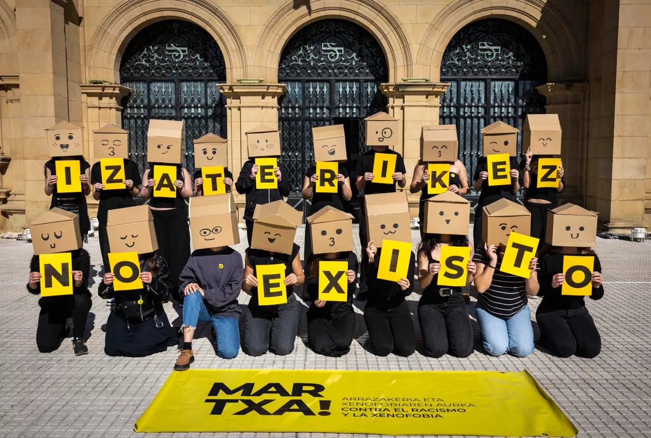 SAN SEBASTIÁN, 18/03/2026.- Miembros de SOS Racismo han presentado este miércoles en San Sebastián la XXIX Marcha contra el Racismo y la Xenofobia, que este año se celebrará bajo el lema 'Sin padrón no existo'. EFE/ Javier Etxezarreta
