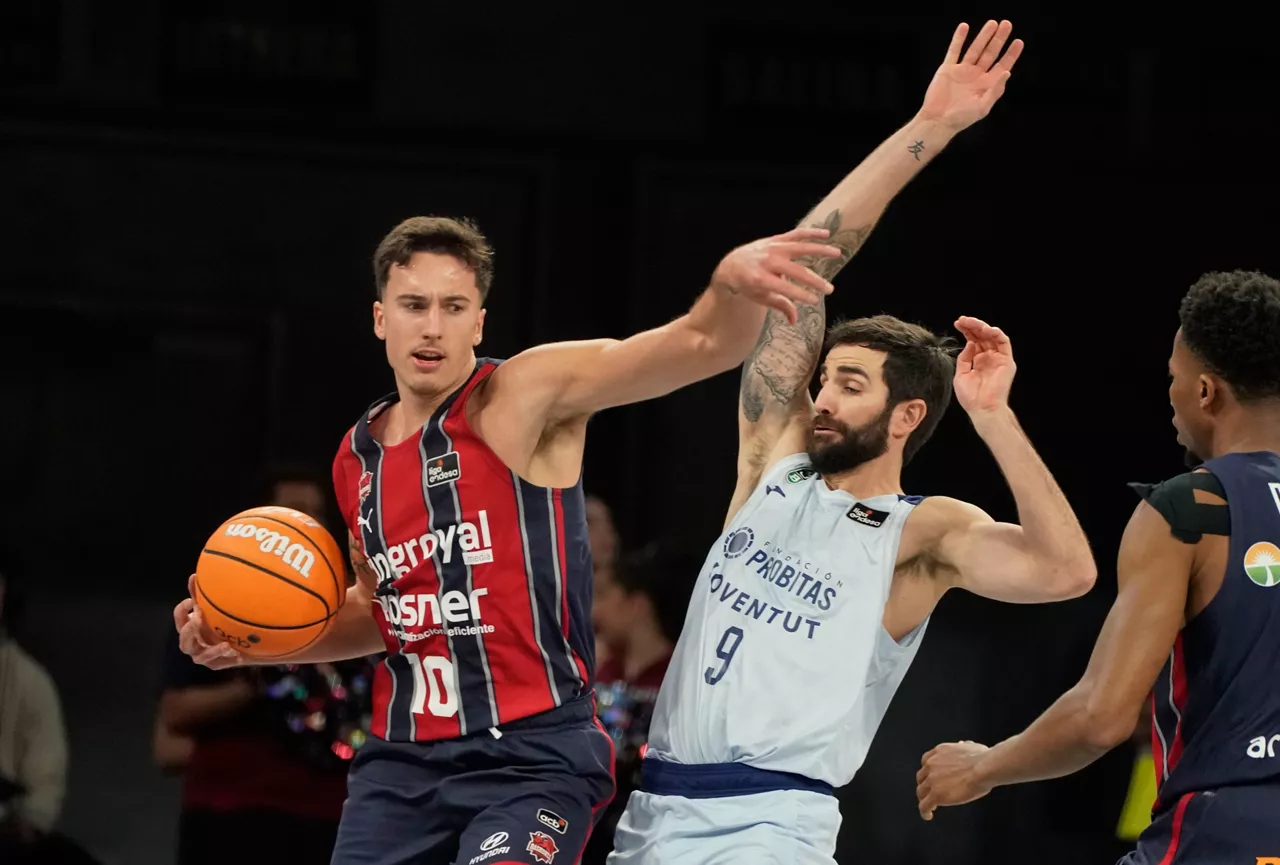 VITORIA, 25/01/2026.- Spagnolo (i), del Baskonia, y Rubio (d), del Joventut, durante el partido de Liga Endesa disputado este domingo en el Buena Arena de Vitoria. EFE/L. Rico
