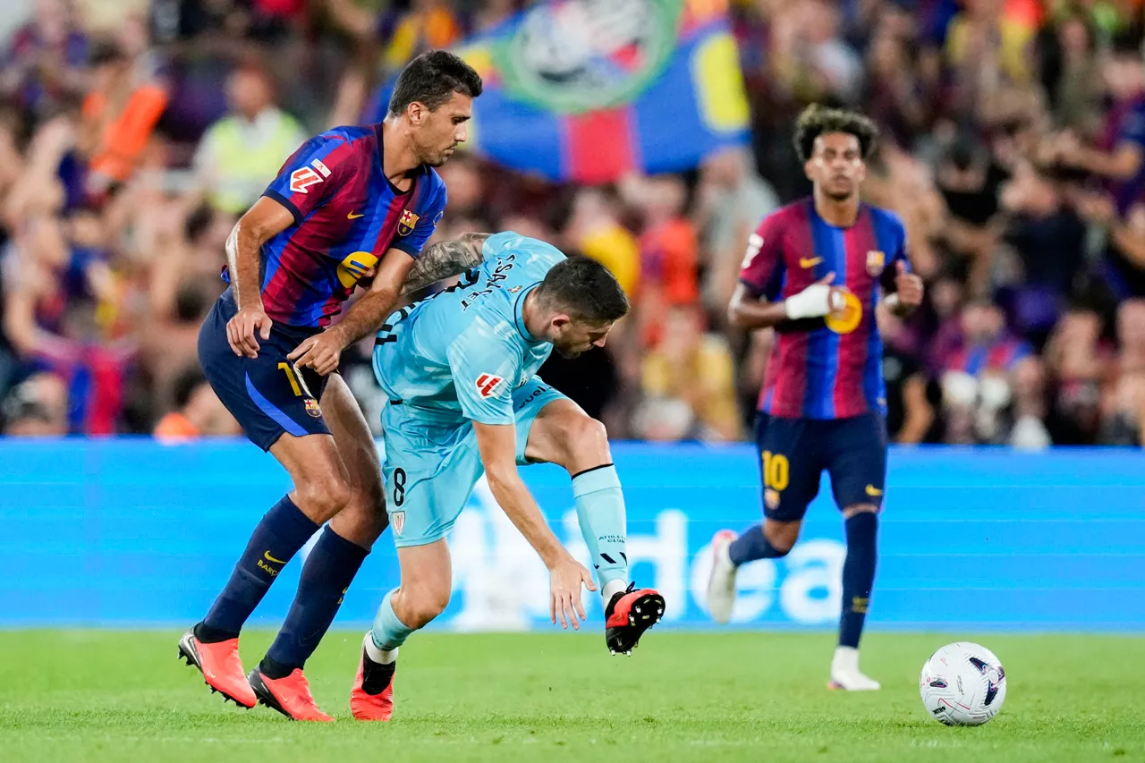 Sancet intenta proteger el balón ante Rodri