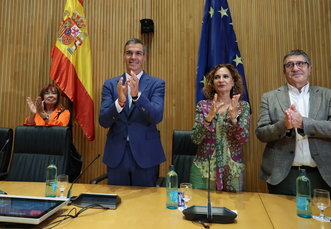 MADRID, 07/09/2026.-El presidente del Gobierno y líder del PSOE, Pedro Sánchez, ha pedido a los parlamentarios socialistas que se "vacíen" y echen "el resto" en lo que queda de legislatura porque asegura que ahora hay que "ir a por más". En su intervención en el Congreso en una reunión interparlamentaria con diputados, senadores y europarlamentarios socialistas, Sánchez ha agradecido su trabajo y les ha dicho que ahora hay que ir "a por más, a por mucho mas" de aquí al final de la legislatura.-EFE/ Kiko Huesca
