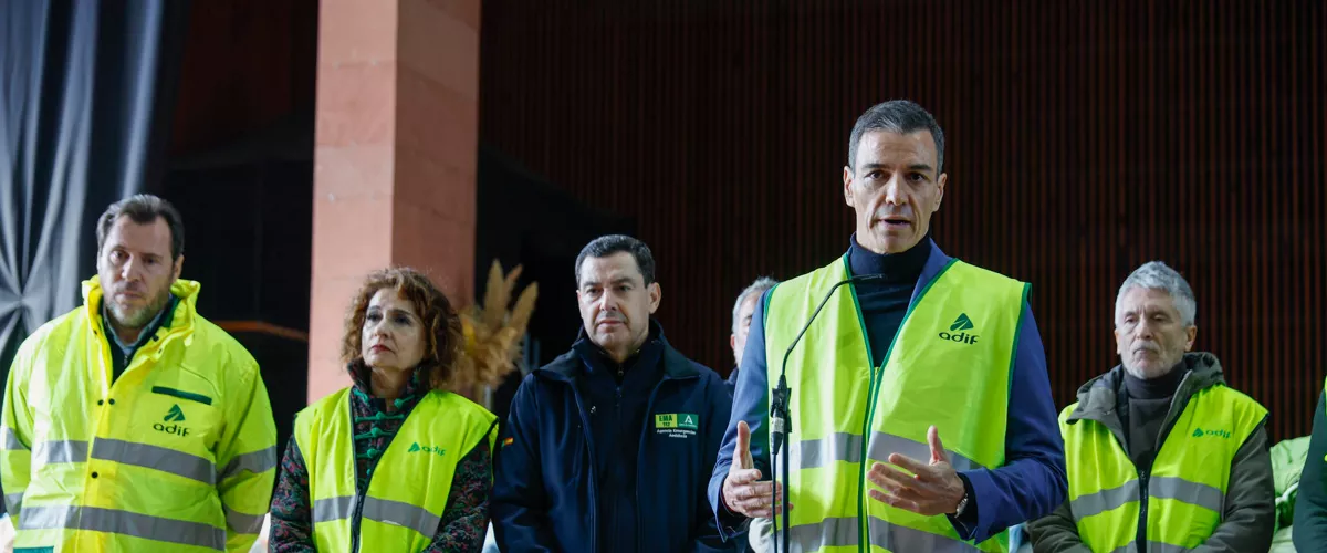 ADAMUZ (CÓRDOBA), 19/01/2026.- El presidente del Gobierno Pedro Sánchez (2d) durante declaraciones ante los medios de comunicación en Adamuz, Córdoba, este lunes. Sánchez ha asegurado este lunes desde el lugar donde se ha producido la tragedia ferroviaria de Adamuz, en Córdoba, que se dará con "la verdad" sobre la causa del accidente y se conocerá "la respuesta" al origen del siniestro que ha causado al menos 39 fallecidos. EFE/ Jorge Zapata
