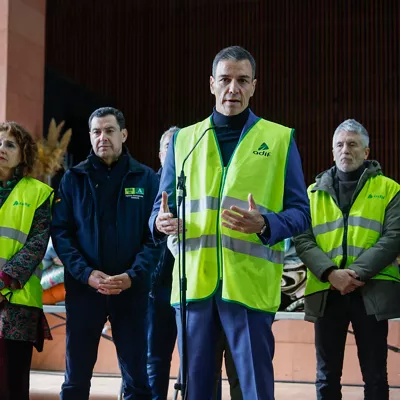 ADAMUZ (CÓRDOBA), 19/01/2026.- El presidente del Gobierno Pedro Sánchez (2d) durante declaraciones ante los medios de comunicación en Adamuz, Córdoba, este lunes. Sánchez ha asegurado este lunes desde el lugar donde se ha producido la tragedia ferroviaria de Adamuz, en Córdoba, que se dará con "la verdad" sobre la causa del accidente y se conocerá "la respuesta" al origen del siniestro que ha causado al menos 39 fallecidos. EFE/ Jorge Zapata

