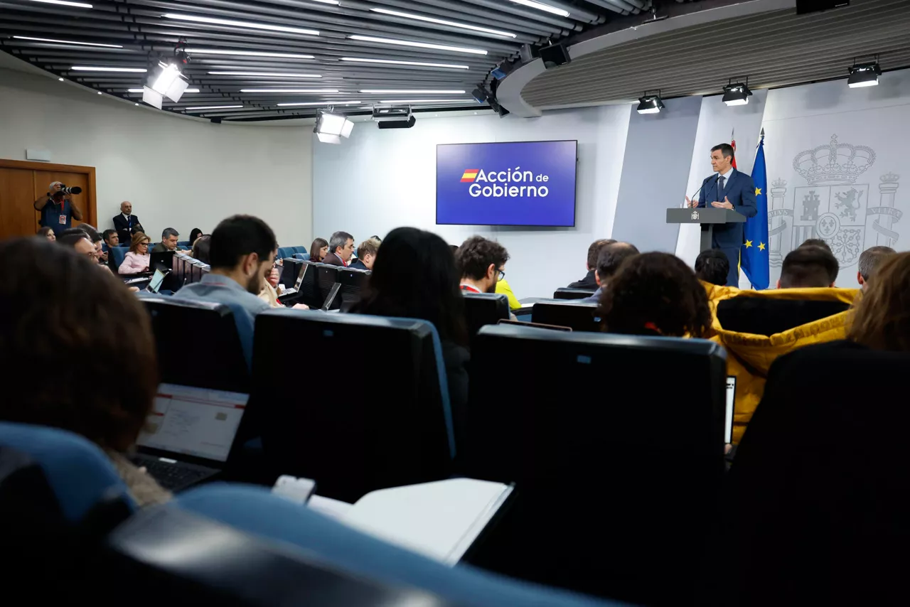 MADRID, 20/03/2026.- El presidente del Gobierno, Pedro Sánchez, durante su comparecencia este viernes, tras finalizar la reunión del Consejo de Ministros extraordinario en la Moncloa, EFE/Javier Lizón
