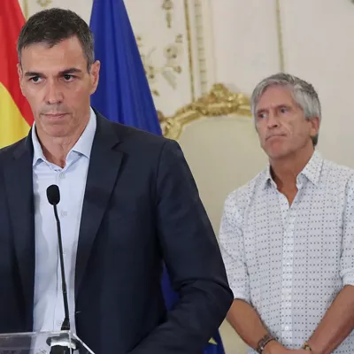 CEUTA (ESPAÑA), 31/07/2026.- El presidente del Gobierno, Pedro Sánchez, ha condenado este viernes lo que ha considerado un "ataque" y "una violación de la integridad territorial de España" con la entrada irregular en Ceuta de miles de personas desde Marruecos y ha garantizado todas las medidas necesarias para hacerle frente, durante su comparecencia pública en la ciudad autónoma. Junto a él, el ministro del Interior Fernando Grande Marlaska (d). EFE/ Reduan Dris
