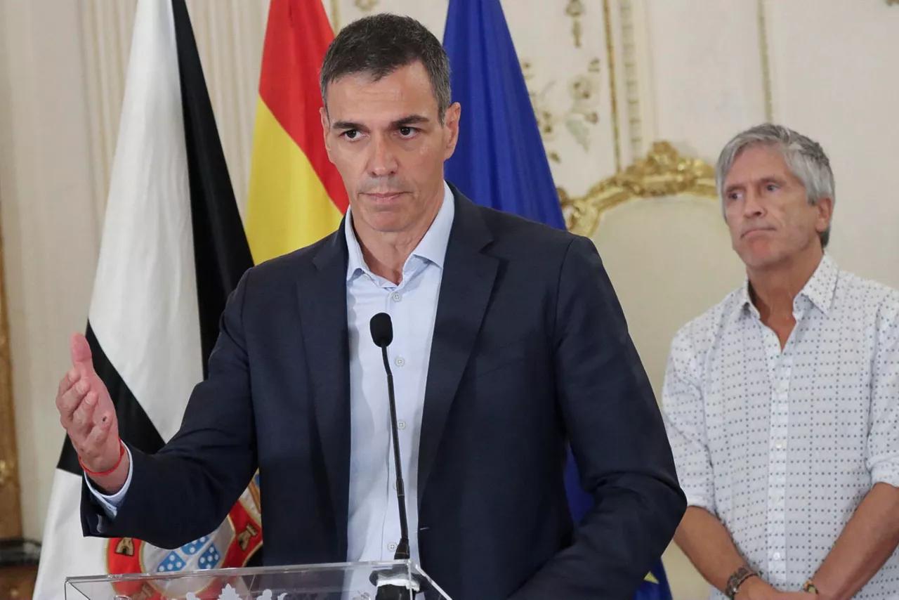 CEUTA (ESPAÑA), 31/07/2026.- El presidente del Gobierno, Pedro Sánchez, ha condenado este viernes lo que ha considerado un "ataque" y "una violación de la integridad territorial de España" con la entrada irregular en Ceuta de miles de personas desde Marruecos y ha garantizado todas las medidas necesarias para hacerle frente, durante su comparecencia pública en la ciudad autónoma. Junto a él, el ministro del Interior Fernando Grande Marlaska (d). EFE/ Reduan Dris
