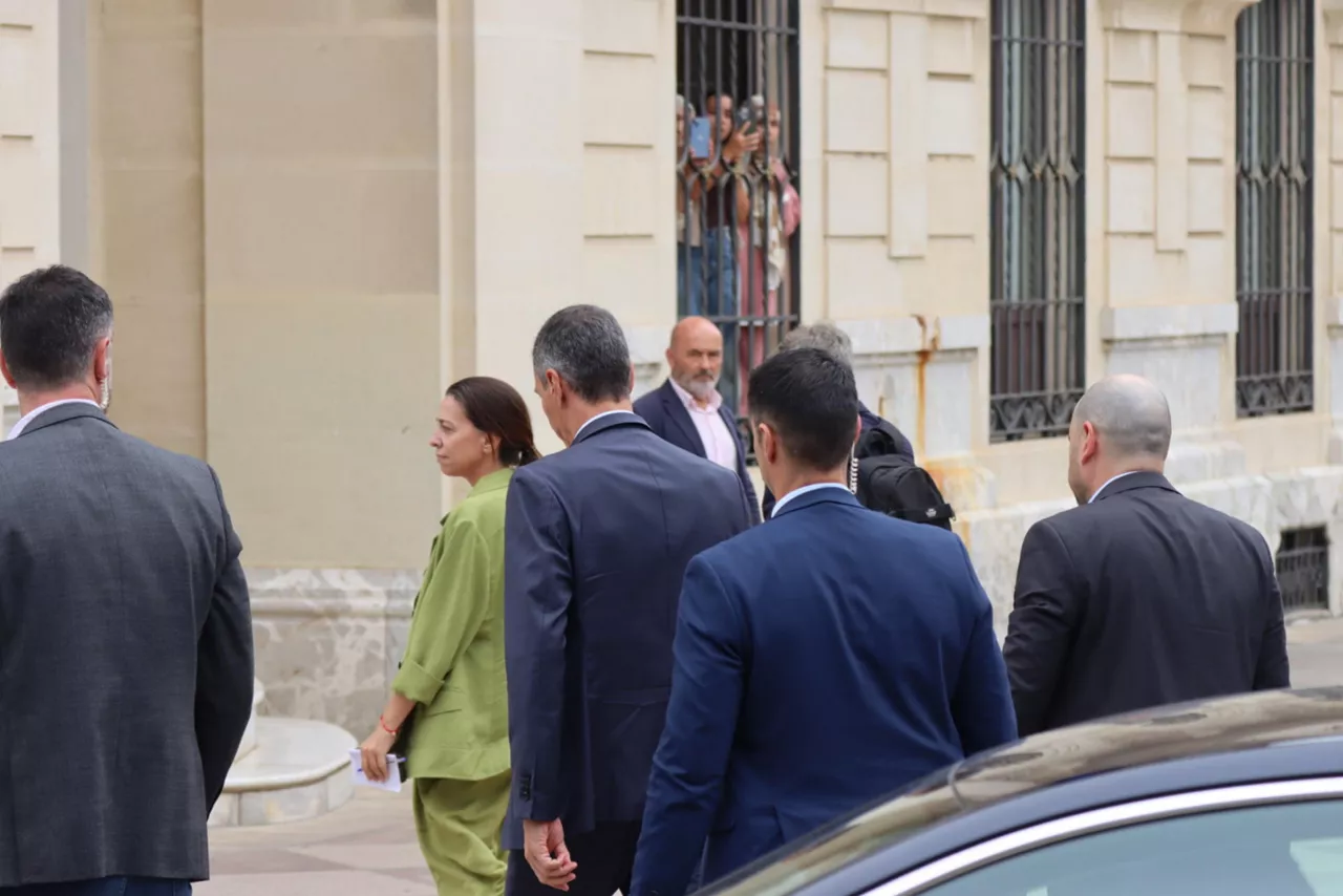 CEUTA (ESPAÑA), 31/07/2026.- El presidente del Gobierno, Pedro Sánchez (3i) a su llegada a la Asamblea de Ceuta este viernes. Pedro Sánchez, viaja este viernes a Ceuta para conocer sobre el terreno la situación que se vive en la ciudad autónoma después de que miles de personas hayan llegado a ella a nado o por el espigón que le separa de Marruecos EFE/ Reduan Dris
