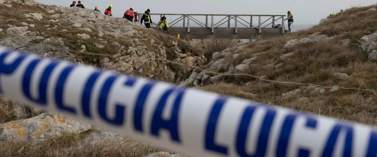SANTANDER, 04/03/2026.- Las labores para tratar de encontrar a la persona desaparecida tras el colapso de una pasarela costera de Santander, que ha provocado cinco jóvenes fallecidos, continúan desde las 8:00 horas, según ha informado la Delegación del Gobierno en Cantabria. EFE/Pedro Puente Hoyos
