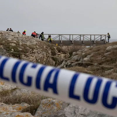 SANTANDER, 04/03/2026.- Las labores para tratar de encontrar a la persona desaparecida tras el colapso de una pasarela costera de Santander, que ha provocado cinco jóvenes fallecidos, continúan desde las 8:00 horas, según ha informado la Delegación del Gobierno en Cantabria. EFE/Pedro Puente Hoyos

