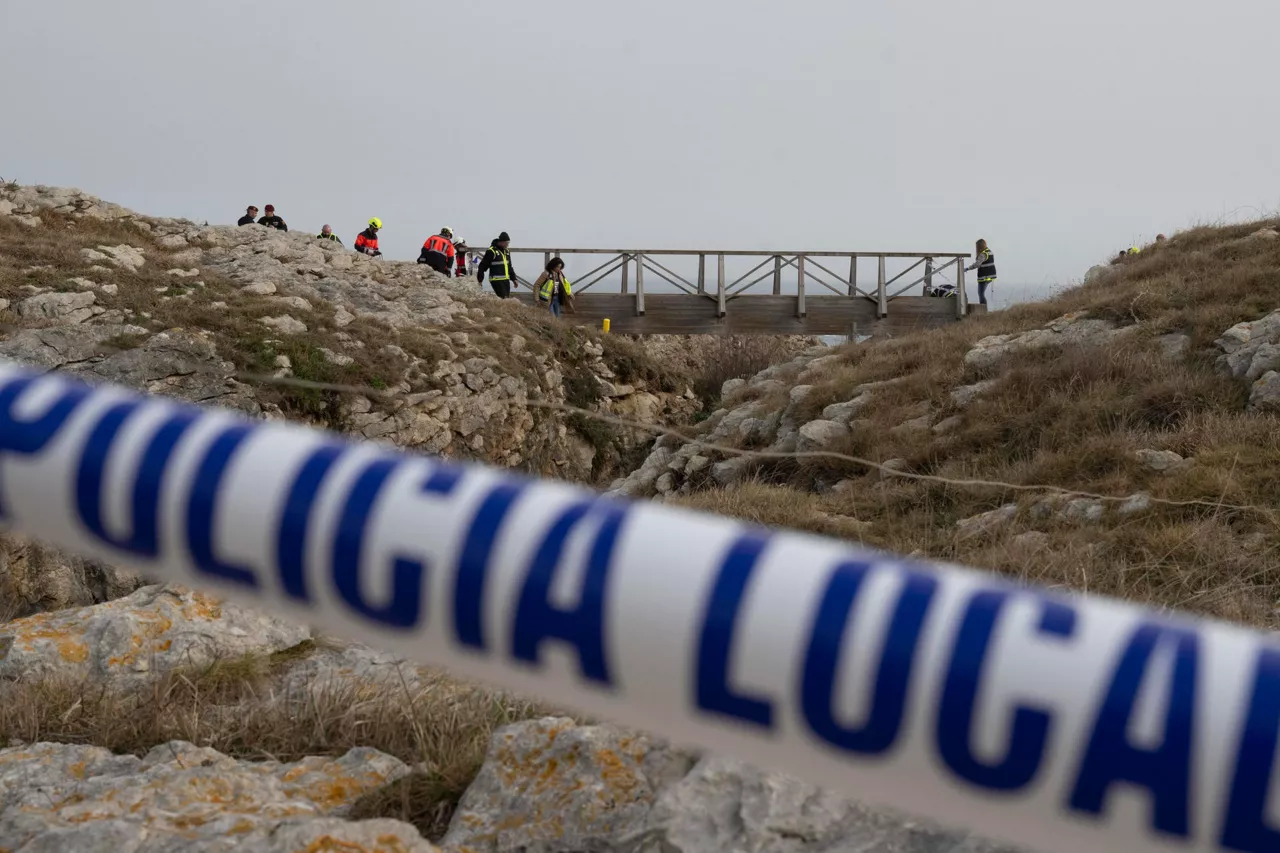 SANTANDER, 04/03/2026.- Las labores para tratar de encontrar a la persona desaparecida tras el colapso de una pasarela costera de Santander, que ha provocado cinco jóvenes fallecidos, continúan desde las 8:00 horas, según ha informado la Delegación del Gobierno en Cantabria. EFE/Pedro Puente Hoyos
