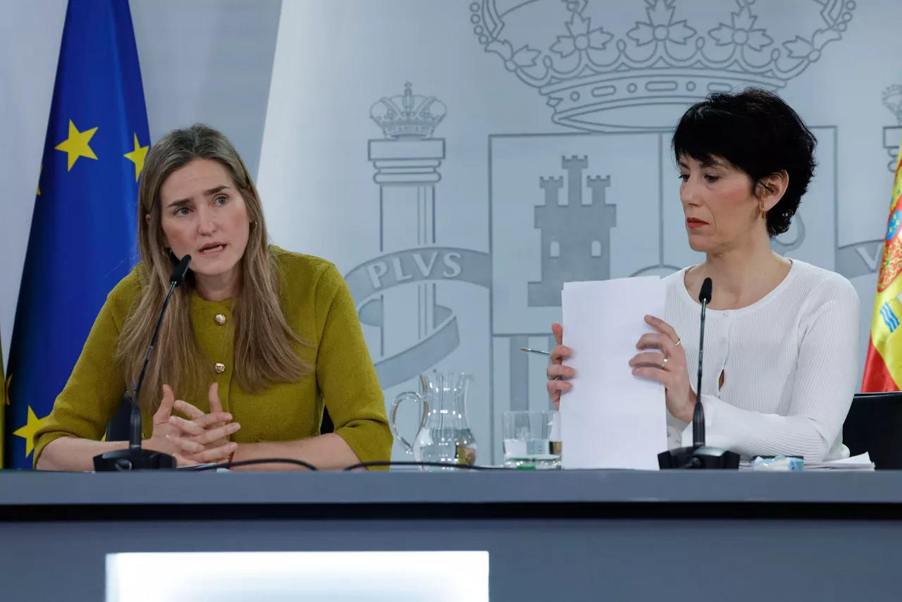 MADRID, 10/03/2026.- La vicepresidenta tercera y ministra para la Transición Ecológica y el Reto Demográfico, Sara Aagesen, y la ministra de Inclusión, Seguridad Social y Migraciones y portavoz del Gobierno, Elma Saiz, ofrecen una rueda de prensa posterior a la reunión del Consejo de Ministros, este martes, en Madrid. EFE/Zipi
