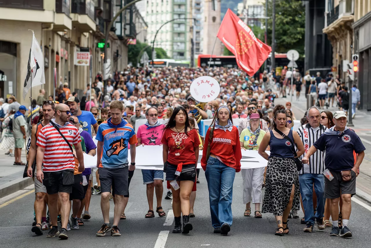 GRAFCAV7821. BILBAO, 28/08/2026.- Varios miles de manifestantes, convocados por la plataforma de apoyo a los presos de ETA Sare y Bilboko Konpartsak, se han congregado este viernes en el centro de Bilbao, en plenas fiestas de la ciudad, para reivindicar la excarcelación de los presos de ETA. EFE/Javier Zorrilla
