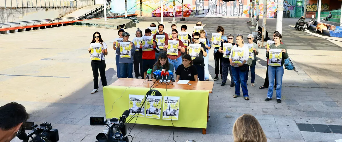 SAN SEBASTIÁN, 13/10/2026.- Miembros del sindicato Saretxe Etxebizitza Sindikatua durante la rueda de prensa en la que han denunciado que una familia de seis miembros, entre ellos dos niños, de 8 y 10 años, "se quedará en la calle" si, como está previsto, se ejecuta el desahucio judicial fijado para el próximo 19 de octubre de la vivienda de San Sebastián en la que residen en alquiler desde hace siete años. EFE/ Javi Colmenero
