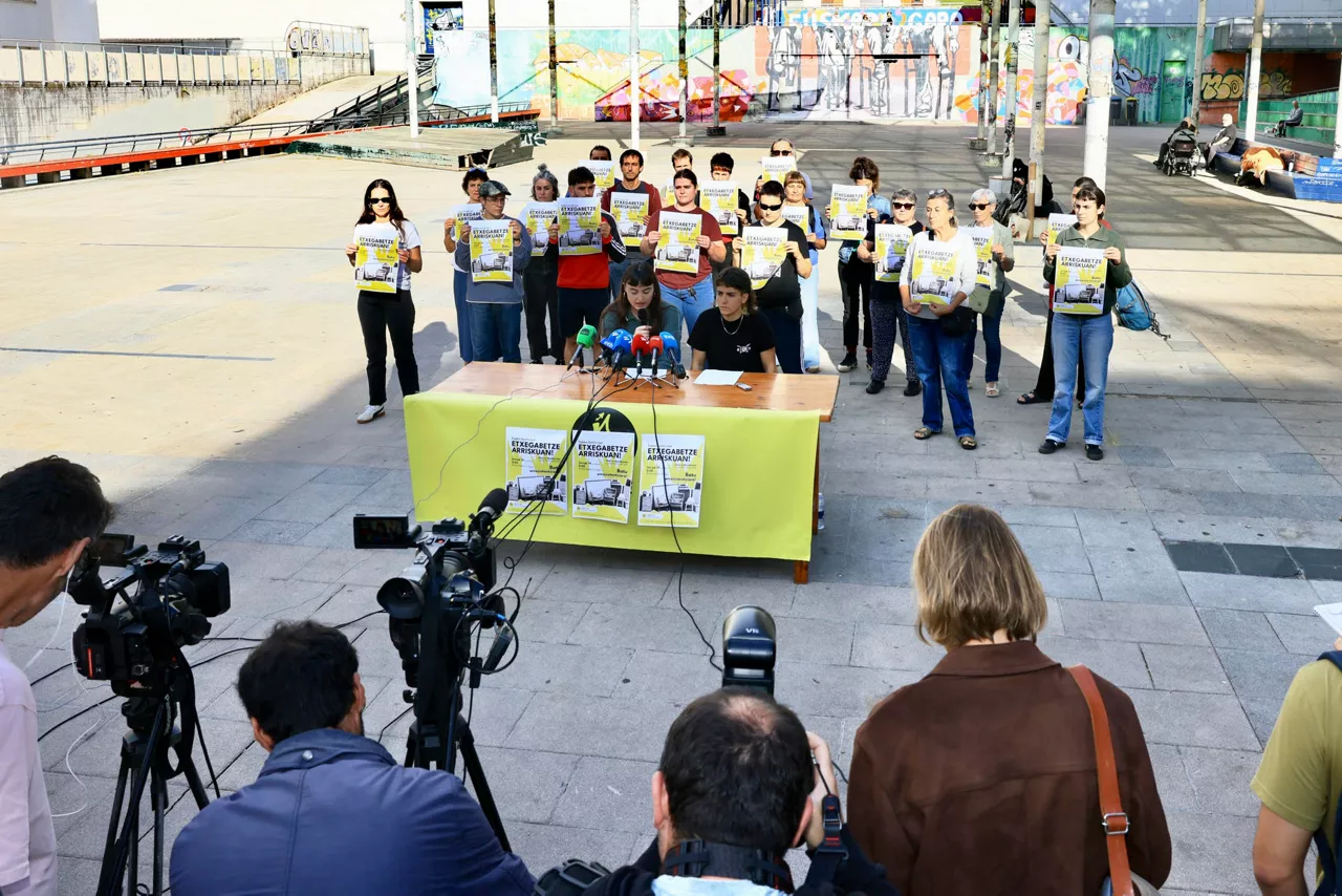 SAN SEBASTIÁN, 13/10/2026.- Miembros del sindicato Saretxe Etxebizitza Sindikatua durante la rueda de prensa en la que han denunciado que una familia de seis miembros, entre ellos dos niños, de 8 y 10 años, "se quedará en la calle" si, como está previsto, se ejecuta el desahucio judicial fijado para el próximo 19 de octubre de la vivienda de San Sebastián en la que residen en alquiler desde hace siete años. EFE/ Javi Colmenero
