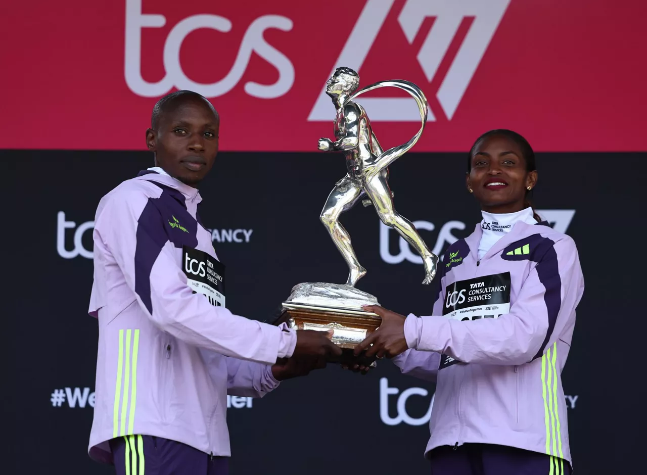 LONDON (United Kingdom), 26/04/2026.- Winners Sabastian Sawe of Kenya (L) and Tigst Assefa of Ethiopia (R) hold a sporting life trophy after the London Marathon in London, Britain, 26 April 2026. (Maratón, Etiopía, Kenia, Reino Unido, Londres) EFE/EPA/NEIL HALL
