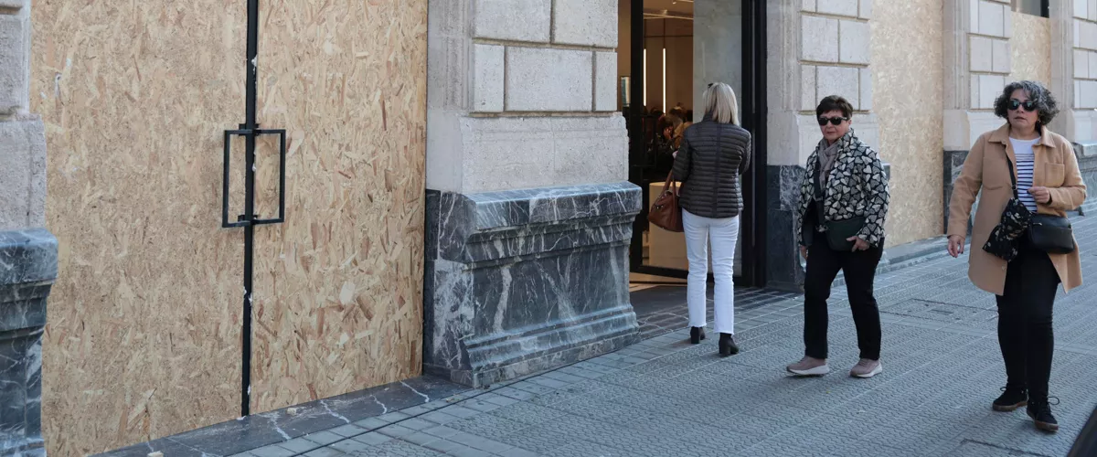 GRAFCAV1307. BILBAO, 30/10/2026.-Mamparas de madera para proteger los escaparates de un centro comercial en Bilbao, donde mañana sábado esta convocada una manifestación por Aske (Jardun), disidentes de la izquierda abertzale, en el centro de Bilbao, para protestar por la detención de dos de sus miembros el pasado 26 de septiembre acusados de un presunto delito de terrorismo. EFE/Luis Tejido
