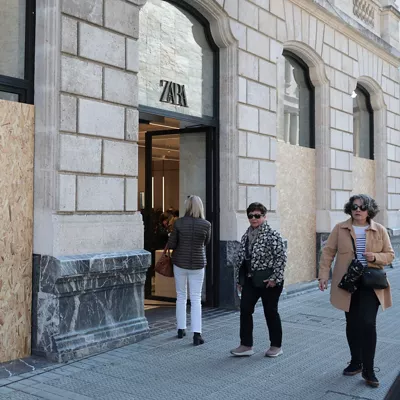 GRAFCAV1307. BILBAO, 30/10/2026.-Mamparas de madera para proteger los escaparates de un centro comercial en Bilbao, donde mañana sábado esta convocada una manifestación por Aske (Jardun), disidentes de la izquierda abertzale, en el centro de Bilbao, para protestar por la detención de dos de sus miembros el pasado 26 de septiembre acusados de un presunto delito de terrorismo. EFE/Luis Tejido
