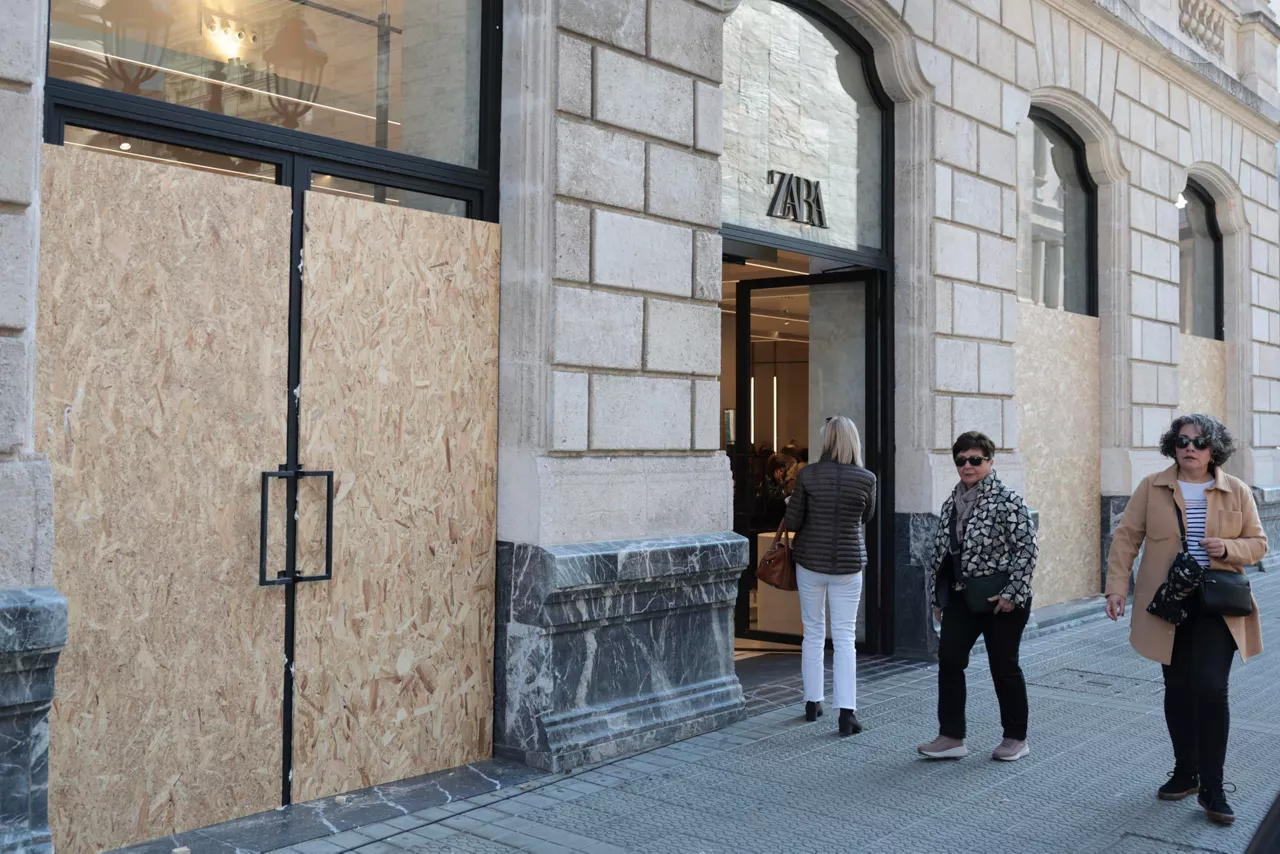 GRAFCAV1307. BILBAO, 30/10/2026.-Mamparas de madera para proteger los escaparates de un centro comercial en Bilbao, donde mañana sábado esta convocada una manifestación por Aske (Jardun), disidentes de la izquierda abertzale, en el centro de Bilbao, para protestar por la detención de dos de sus miembros el pasado 26 de septiembre acusados de un presunto delito de terrorismo. EFE/Luis Tejido
