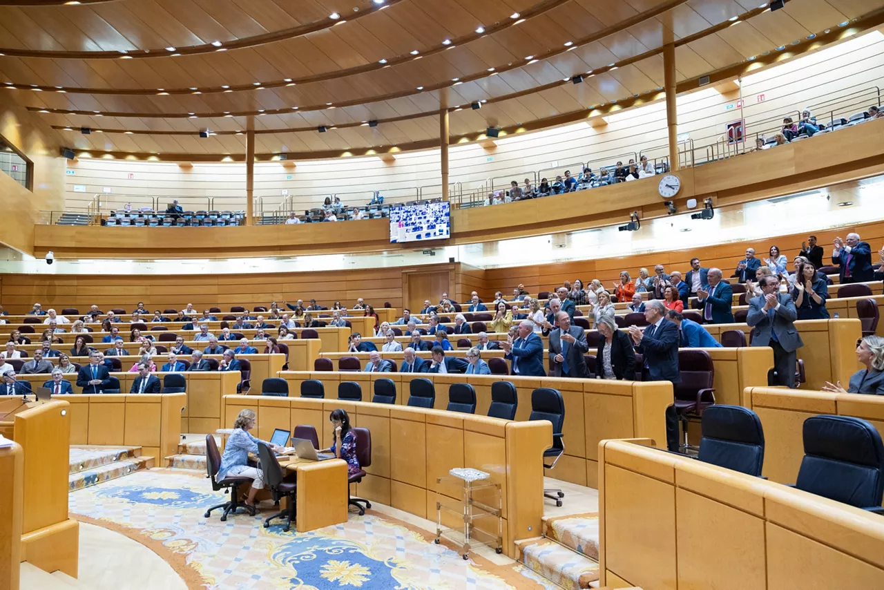 (Foto de ARCHIVO)

Aplausos durante una sesión plenaria en el Senado, a 29 de septiembre de 2026, en Madrid (España). La oposición debatirá una moción sobre la Ley de Memoria Democrática y una propuesta de comisión sobre Ceuta. Además, diversas comisiones analizarán iniciativas sobre inclusión laboral por discapacidad, nacionalidad saharaui y la prohibición de las terapias de conversión.



Jesús Hellín / Europa Press

29/9/2026