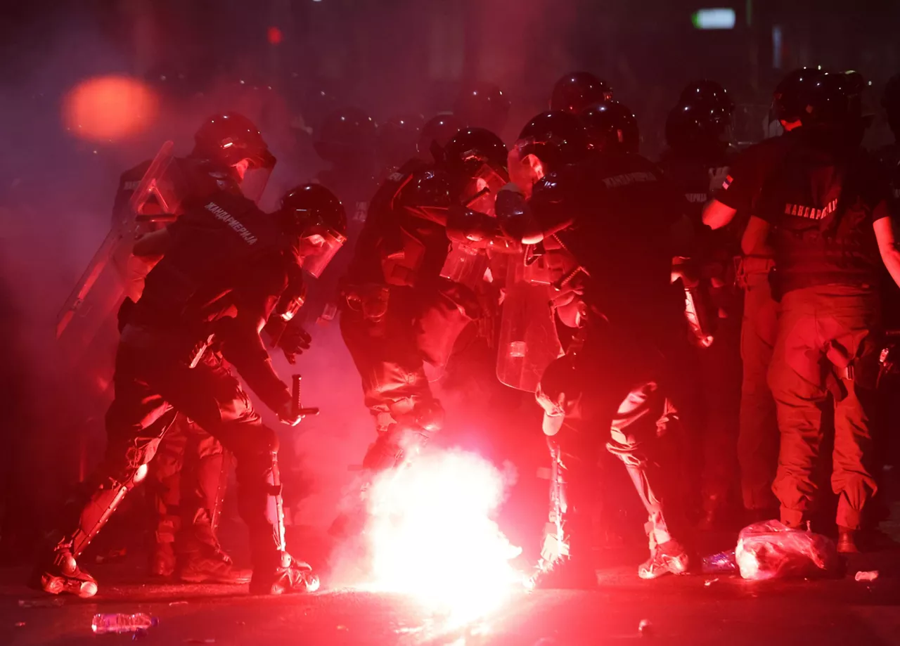 Varios heridos en los disturbios tras nuevas protestas de la oposición en Belgrado

Varias personas han resultado heridas durante los graves disturbios protagonizados por manifestantes y policías tras las manifestaciones a favor y en contra del gobierno coincidiendo además con el aniversario de la Batalla de Kosovo de 1389, uno de los hechos fundacionales del nacionalismo serbio.