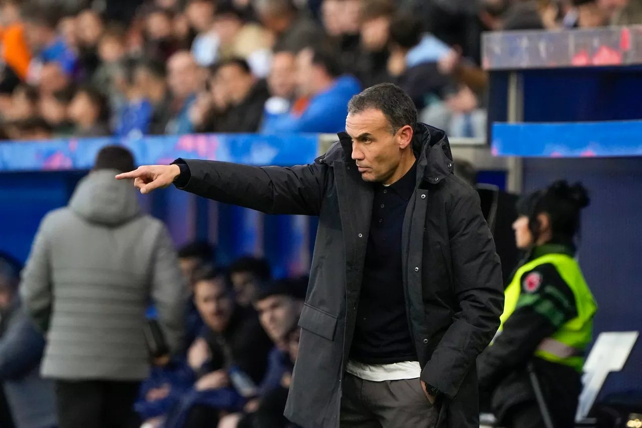 VITORIA-GASTEIZ, 06/12/2025.-El entrenador de la Real Sociedad Sergio Francisco, durante el partido de la jornada 13 de LaLiga EA Sports entre el Alavés y la Real Sociedad, este sábado en el estadio de Mendizorroza en Vitoria. EFE/ Adrián Ruiz Hierro
