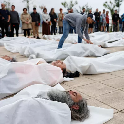 GRAFCAV2633. SAN SEBASTIÁN (ESPAÑA), 28/04/2026.- Movilización convocada por los sindicatos LAB, ESK, Steilas, EHNE-etxalde e Hiru con motivo de la celebración del Día Internacional de la Seguridad y la Salud en el Trabajo frente a la sede del Gobierno Vasco en San Sebastián. EFE/ Juan Herrero
