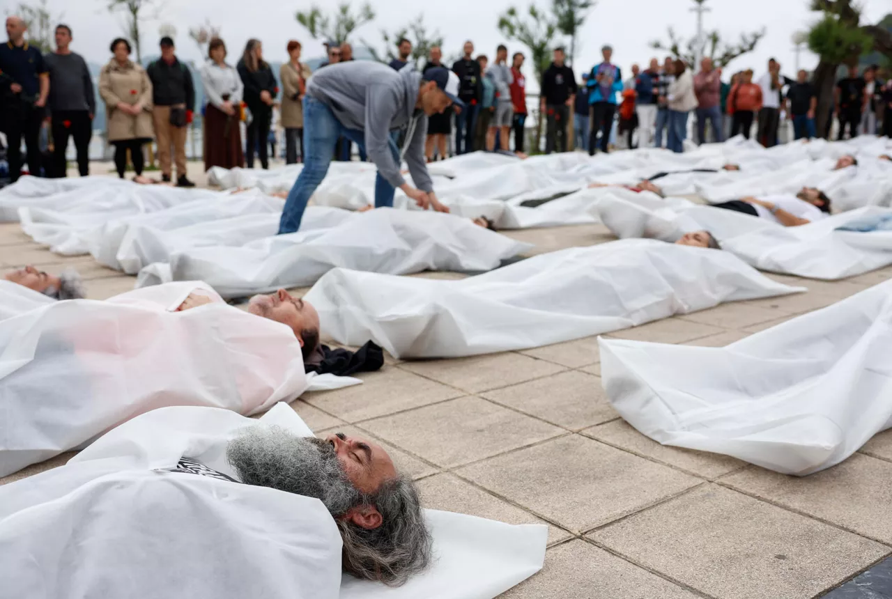 GRAFCAV2633. SAN SEBASTIÁN (ESPAÑA), 28/04/2026.- Movilización convocada por los sindicatos LAB, ESK, Steilas, EHNE-etxalde e Hiru con motivo de la celebración del Día Internacional de la Seguridad y la Salud en el Trabajo frente a la sede del Gobierno Vasco en San Sebastián. EFE/ Juan Herrero
