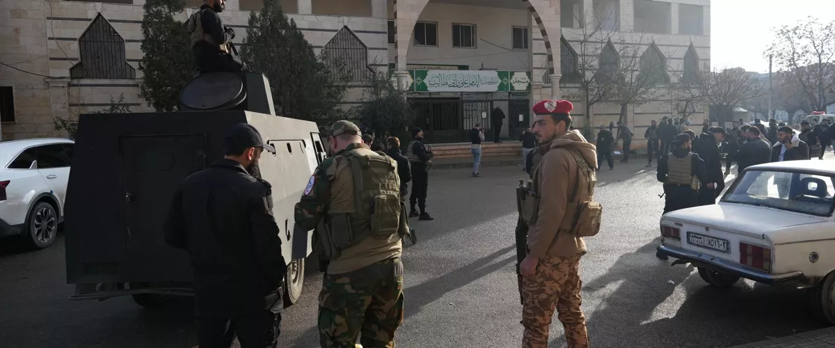 Homs (Syrian Arab Republic), 26/12/2025.- Security forces guard the area after an explosion at the Imam Ali ibn Abi Talib Mosque in the Wadi al-Dahab neighborhood of Homs, western Syria, 26 December 2025. According to state news agency SANA, at least eight people were killed and more than a dozen injured following an explosion at the mosque. Preliminary investigations suggest the explosion resulted from improvised devices placed inside the building. (Siria) EFE/EPA/AHMAD FALLAHA
