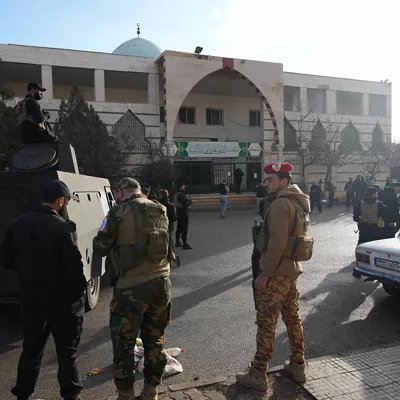 Homs (Syrian Arab Republic), 26/12/2025.- Security forces guard the area after an explosion at the Imam Ali ibn Abi Talib Mosque in the Wadi al-Dahab neighborhood of Homs, western Syria, 26 December 2025. According to state news agency SANA, at least eight people were killed and more than a dozen injured following an explosion at the mosque. Preliminary investigations suggest the explosion resulted from improvised devices placed inside the building. (Siria) EFE/EPA/AHMAD FALLAHA
