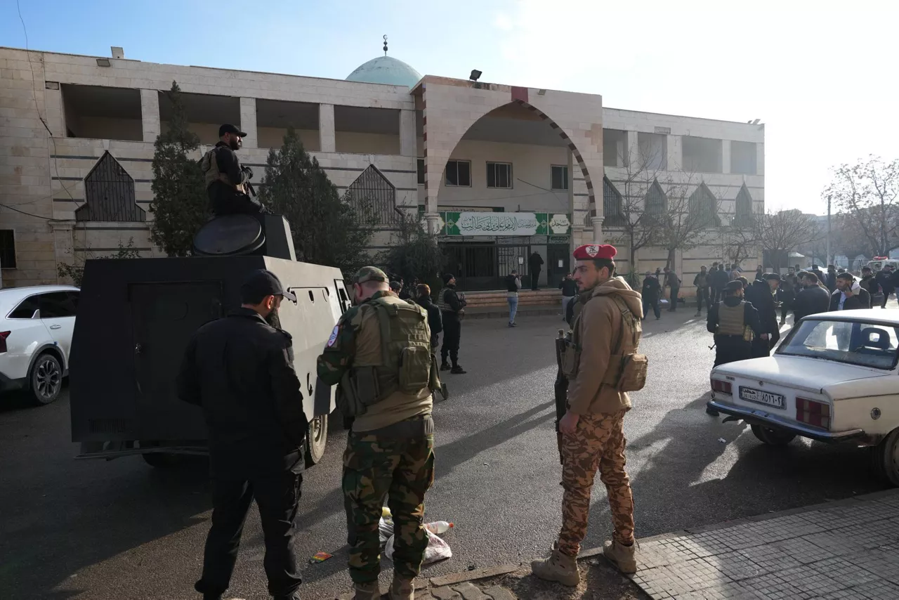 Homs (Syrian Arab Republic), 26/12/2025.- Security forces guard the area after an explosion at the Imam Ali ibn Abi Talib Mosque in the Wadi al-Dahab neighborhood of Homs, western Syria, 26 December 2025. According to state news agency SANA, at least eight people were killed and more than a dozen injured following an explosion at the mosque. Preliminary investigations suggest the explosion resulted from improvised devices placed inside the building. (Siria) EFE/EPA/AHMAD FALLAHA
