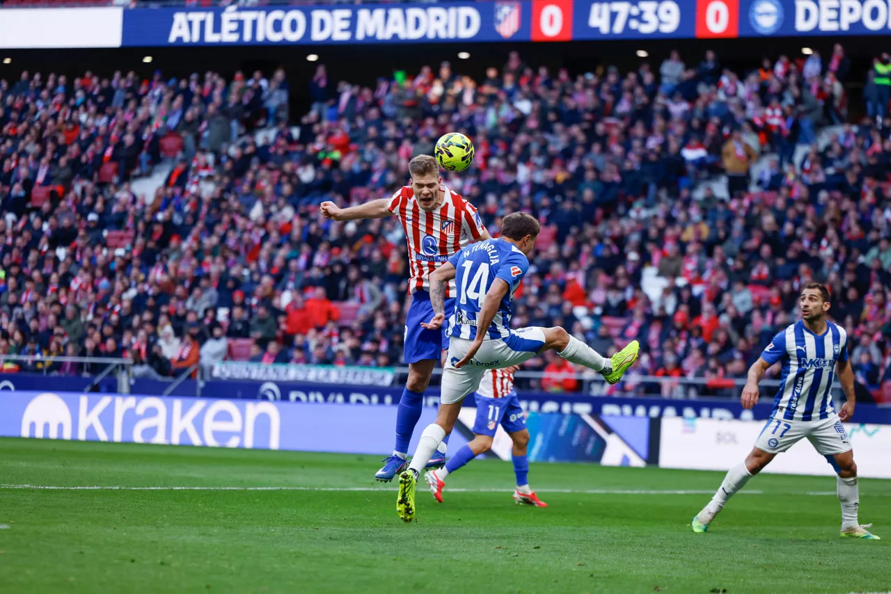 MADRID, 18/01/2026.-El jugador del Atlético de Alexander Sørloth remata de cabeza para marcar gol contra el Alavés, durante el partido de LaLiga EA Sports entre el Atlético de Madrid y el Alavés, este domingo en el estadio Riyadh Air Metropolitano en Madrid.-EFE/ Manu Reino
