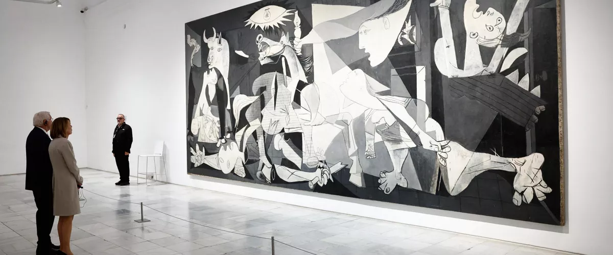 MADRID, 26/11/2025.- El presidente de la República de Alemania, Frank-Walter Steinmeier y su esposa, la primera dama, Elke Büdenbender contemplan el "Gernika", de Pablo Picasso, durante su recorrido por el Museo Reina Sofía, dentro de su visita de Estado, este miércoles en Madrid. EFE/ Rodrigo Jiménez
