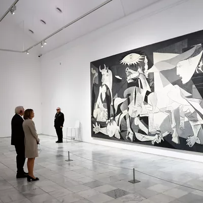MADRID, 26/11/2025.- El presidente de la República de Alemania, Frank-Walter Steinmeier y su esposa, la primera dama, Elke Büdenbender contemplan el "Gernika", de Pablo Picasso, durante su recorrido por el Museo Reina Sofía, dentro de su visita de Estado, este miércoles en Madrid. EFE/ Rodrigo Jiménez
