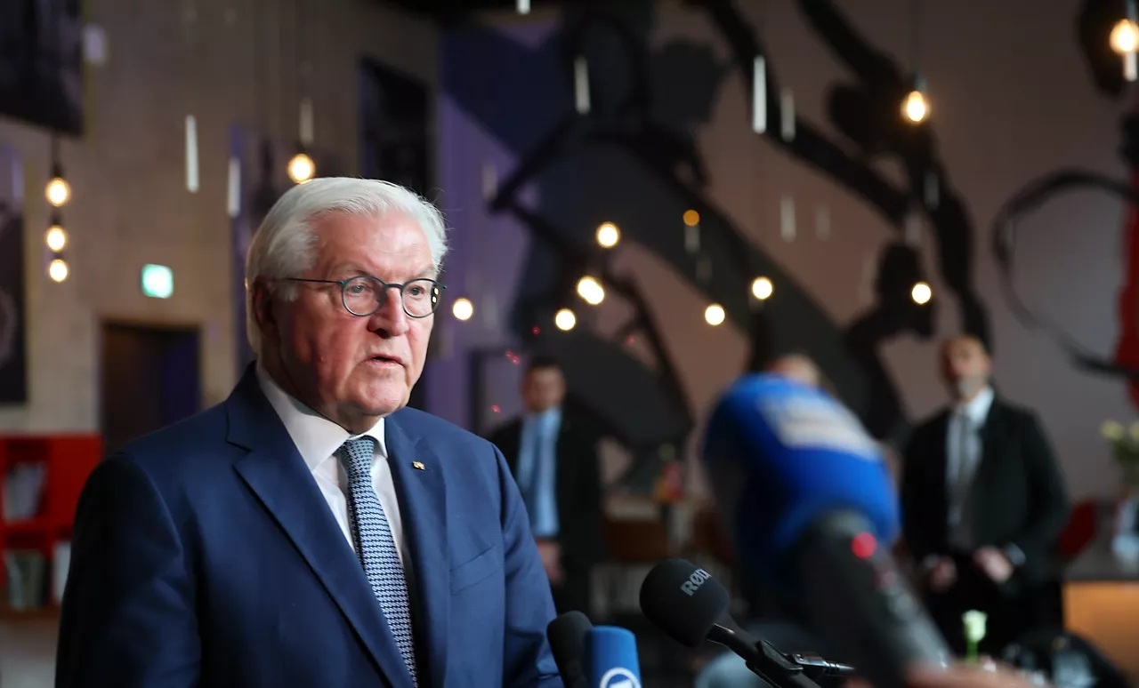 Hoyerswerda (Germany), 24/11/2025.- German President Frank-Walter Steinmeier addresses the media during his visit in Hoyerswerda, Germany, 24 November 2025. During his visit, Steinmeier was informed about various exchange and participation opportunities, including talking to politically active young people, visiting the Kulturfabrik Hoyerswerda association's community repair workshop and discussing volunteer work and the future prospects of the people of Hoyerswerda. (Alemania) EFE/EPA/HANNIBAL HANSCHKE
