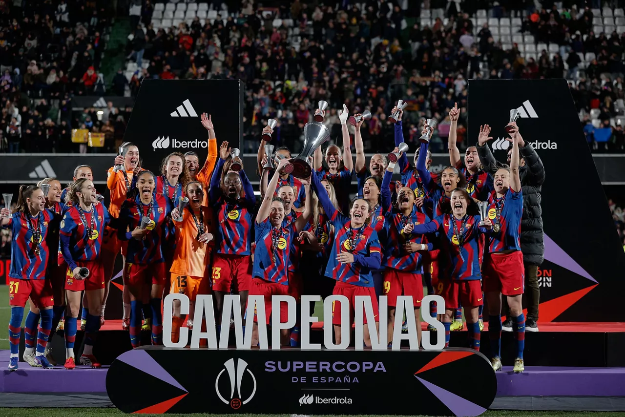 CASTELLÓN, 24/01/2026.- Las jugadoras del FC Barcelona celebran su victoria en la final de la Supercopa de España que han disputado hoy sábado FC Barcelona y Real Madrid en el estadio Castalia de Castellón. EFE/Manuel Bruque.
