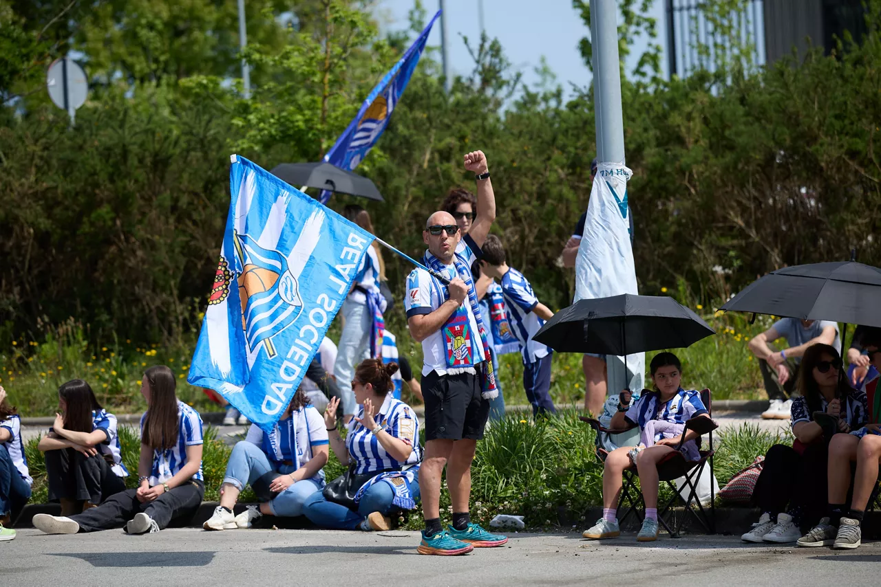 Supporters of Real Sociedad reacts waiting to Real Sociedad arriving in San Sebastian after winning the Copa del Rey against Atletico de Madrid at Zubieta on April 19, 2026, in San Sebastian, Spain.