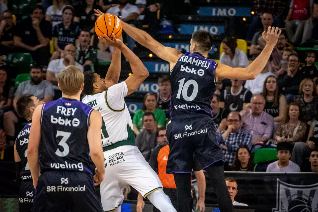 Bilbao, 04/04/2026.- El pívot estadounidense del Unicaja, Augustin Rubit (c), intenta anotar ante el ala-pívot esloveno del Surne Bilbao Basket, Martin Krampelj, durante el encuentro correspondiente a la fase regular de la Liga Endesa que han disputado este sábado Surne Bilbao y Unicaja en el Bilbao Arena de la capital vizcaína. EFE/Javier Zorrilla
