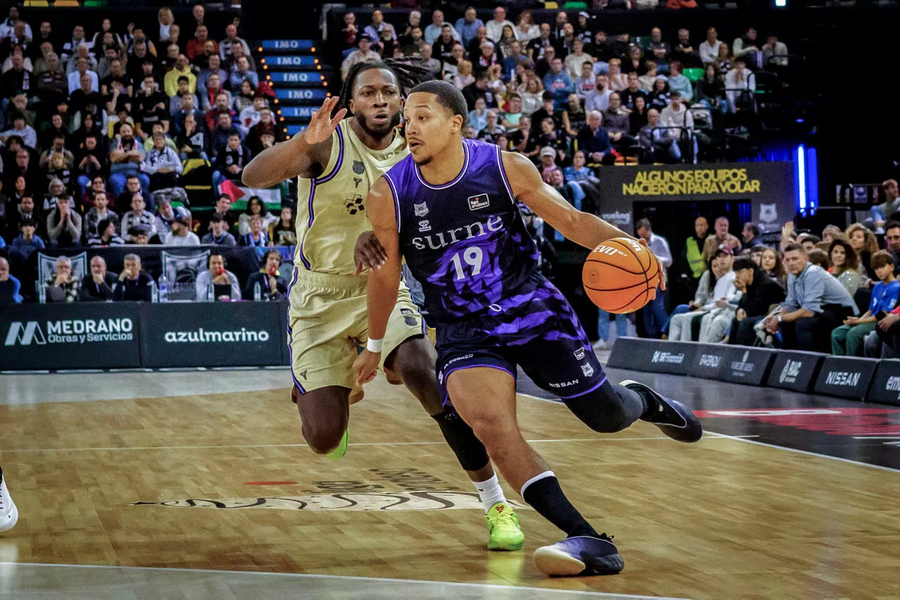 BILBAO, 28/12/2025.- El base sueco del Surne Bilbao Basket, Melwin Pantzar (d) y el alero estadounidense del Barça Myles Cale (i), durante el partido de la Liga Endesa disputado este domingo en el Bilbao Arena de la capital vizcaína. EFE/Javier Zorrilla
