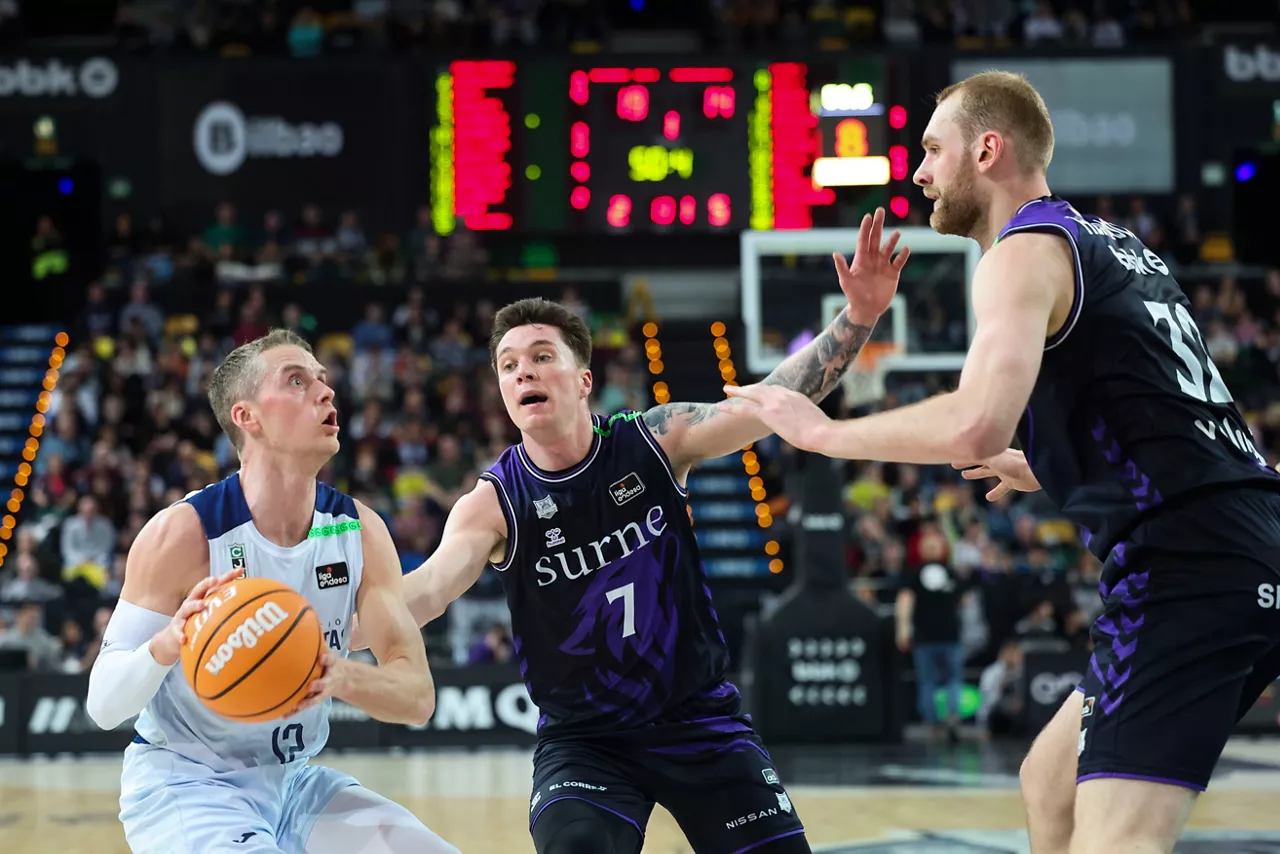 BILBAO, 31/01/2026.- El base del Joventut Ludde Hakanson (i) entra a canasta ante los jugadores del Bilbao Tryggvi Hlinason (d) y Justin Jaworski (c) durante el encuentro de Liga Endesa entre Bilbao Basket y Club Joventut de Badalona, este sábad en Bilbao. EFE/ Luis Tejido
