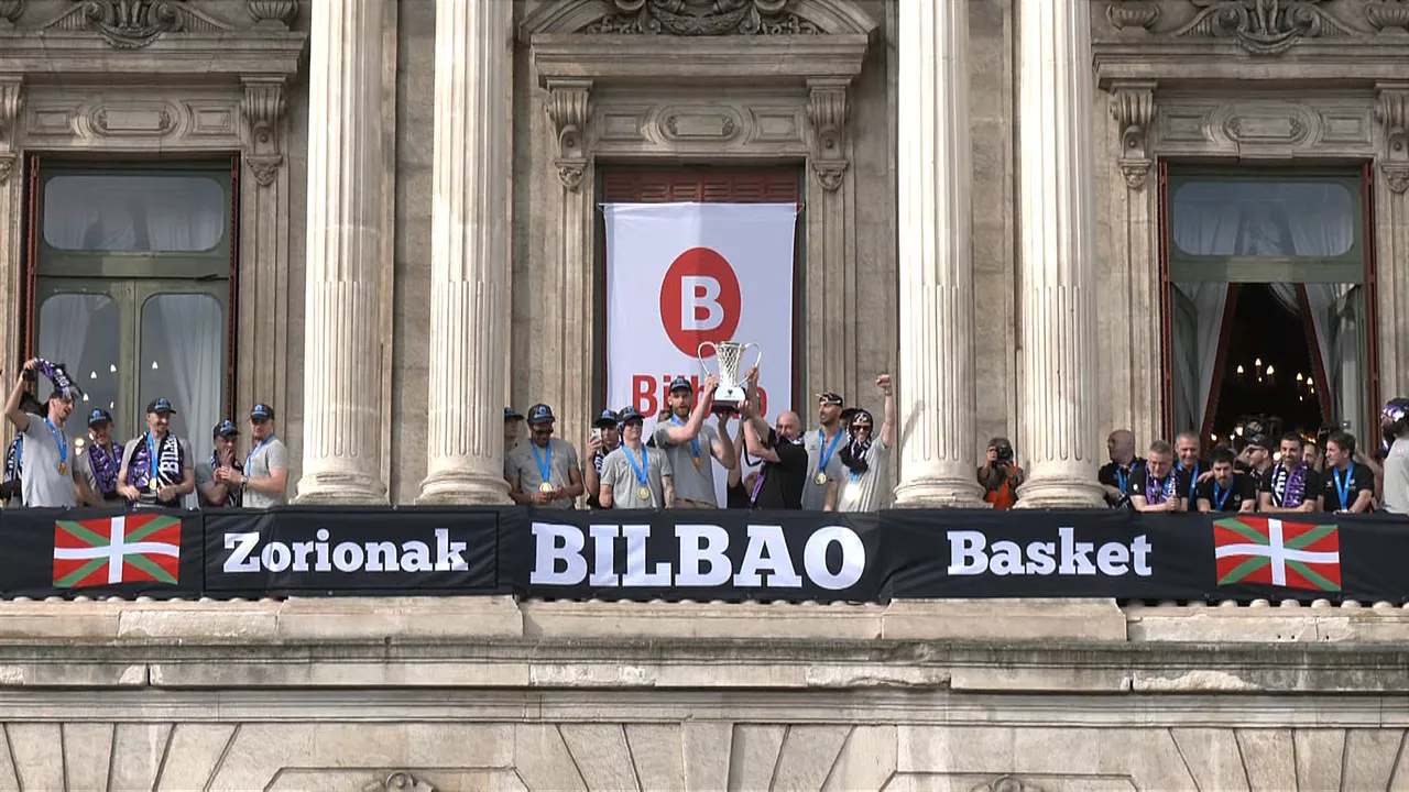 Surne-Bilbao-FIBA-Europe-CUP-balcon-ayuntamiento