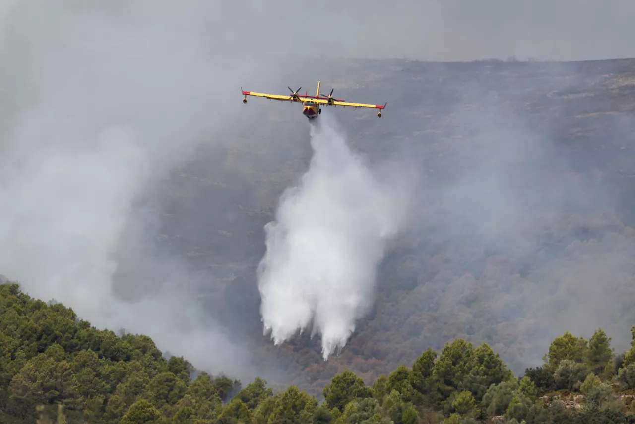 TÍRIG (CASTELLÓN), 09/08/2026.- Los medios aéreos se han incorporado al amanecer de este domingo a las labores de extinción del incendio forestal de Tírig (Castellón), que obligó la tarde de ayer a confinar el municipio de Catí, con unos 700 habitantes. EFE/Ana Escobar
