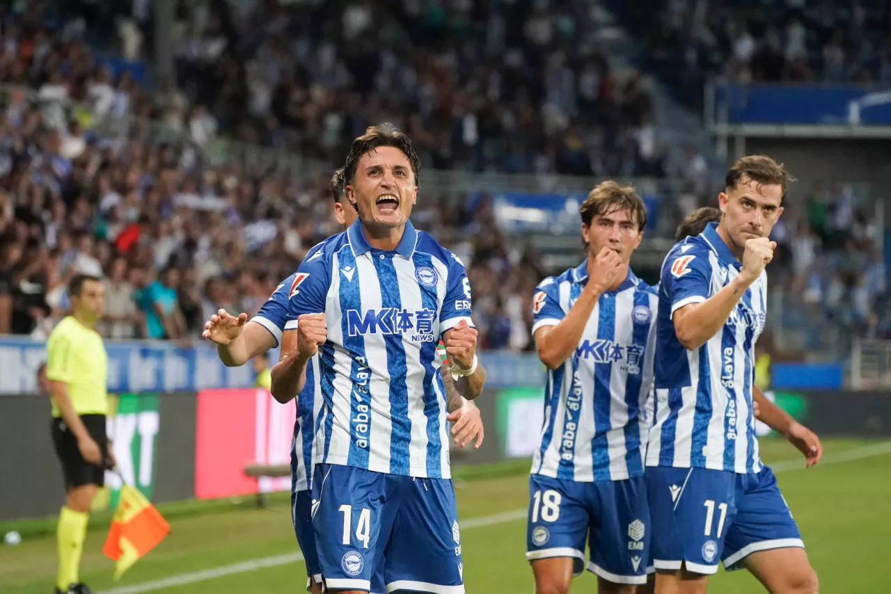 VITORIA, 15/08/2026.- El defensa argentino del Alavés Nahuel Tenaglia (i) celebra su gol durante la primera jornada de LaLiga que Deportivo Alavés y Getade CF disputan hoy sábado en el estadio de Mendizorroza, en Vitoria. EFE/ L. Rico
