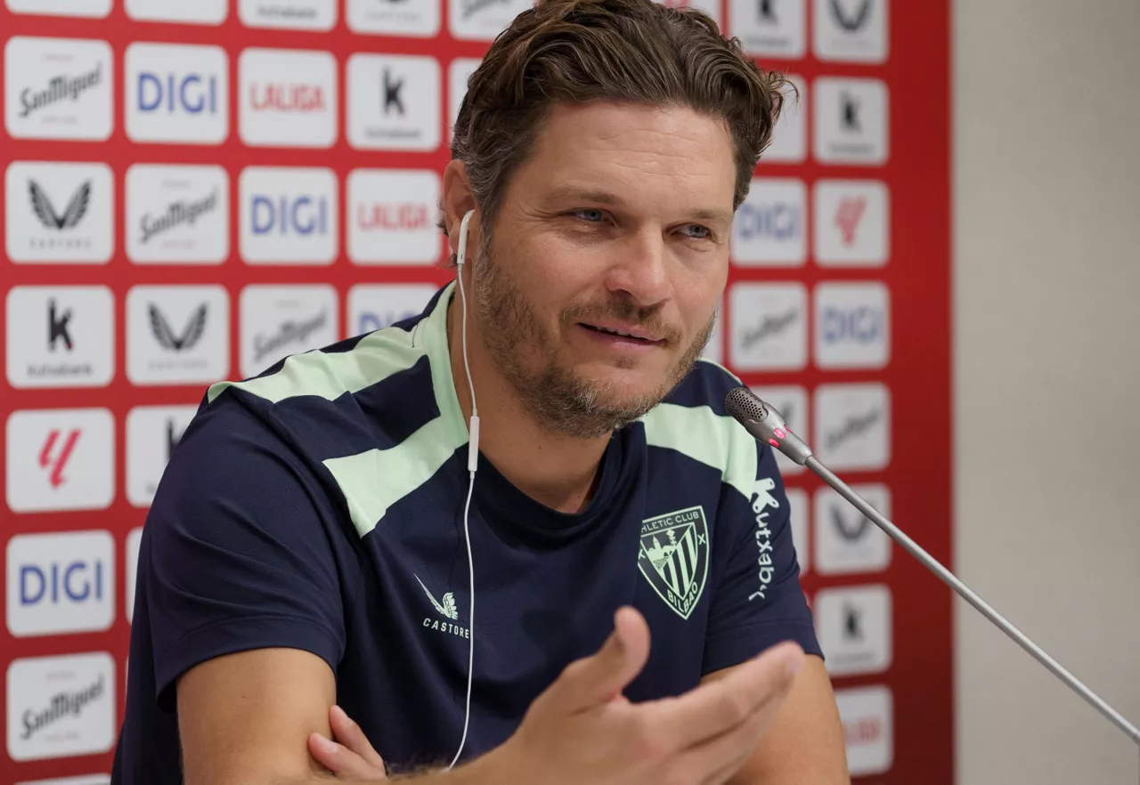 LEZAMA (BIZKAIA), 31/10/2026.- El entrenador del Athletic Club de Bilbao, Edin Terzic, ofrece una rueda de prensa este sábado, previa al partido liguero que disputará su equipo el domingo ante la Real Sociedad en el estadio de San Mamés de Bilbao. EFE/Javier Zorrilla
