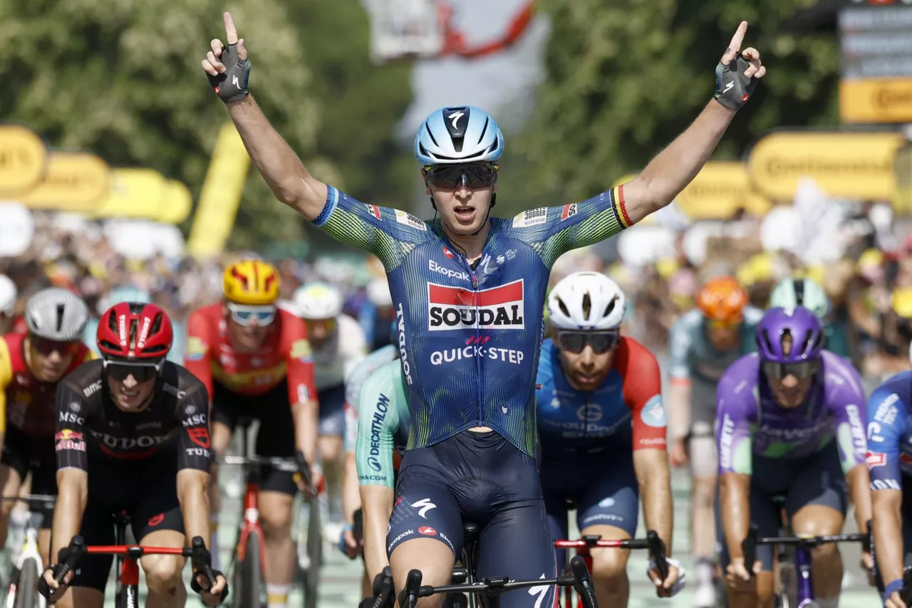BERGERAC (France), 11/07/2026.- Belgian cyclist Tim Merlier of Soudal Quick-Step celebrates as he crosses the finish line to win Stage 8 of the Tour de France, a 180.4 km route from Perigueux to Bergerac, France, 11 July 2026. (Ciclismo, Francia) EFE/EPA/YOAN VALAT
