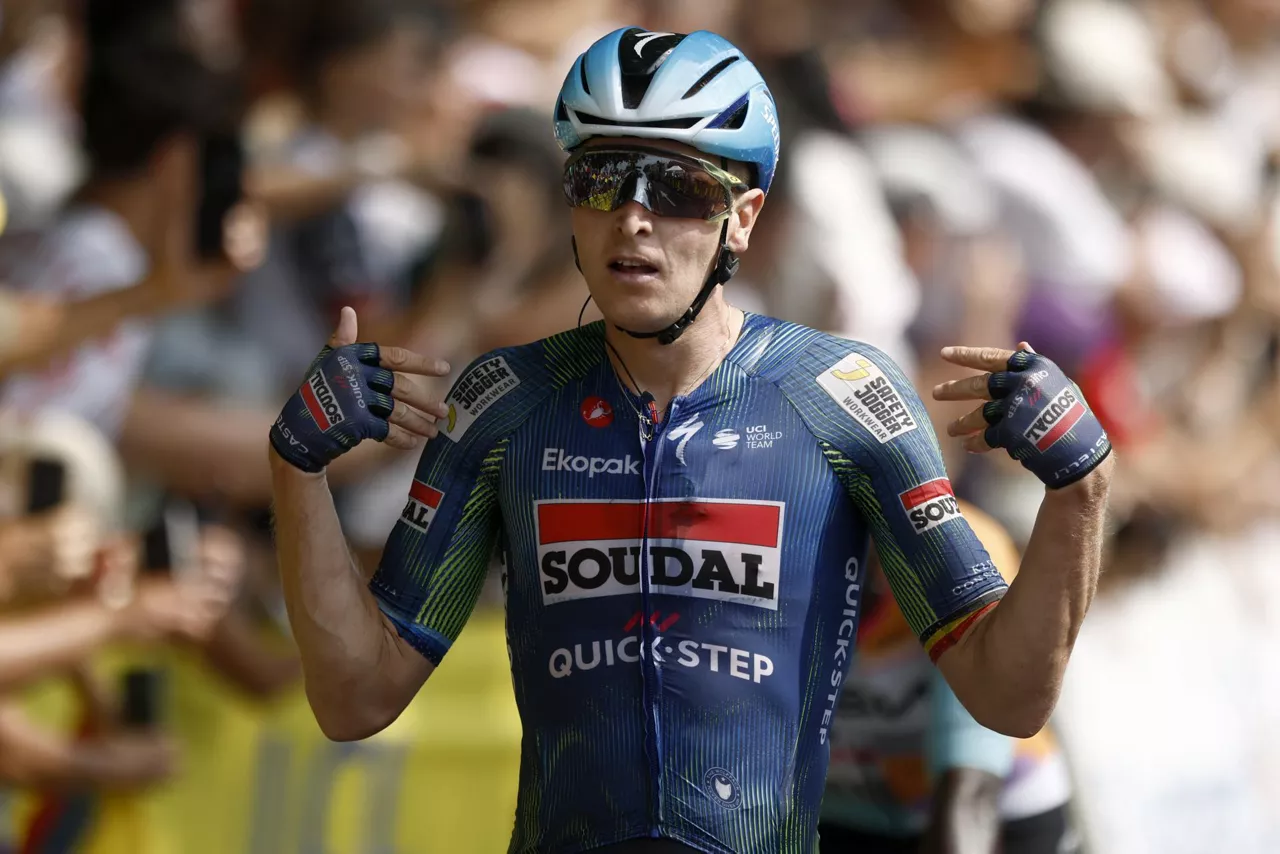 BORDEAUX (France), 10/07/2026.- Belgian cyclist Tim Merlier of Soudal Quick-Step celebrates as he crosses the finish line to win Stage 7 of the Tour de France, a 175.1 km route from Hagetmau to Bordeaux, France, 10 July 2026. (Ciclismo, Francia, Burdeos) EFE/EPA/YOAN VALAT
