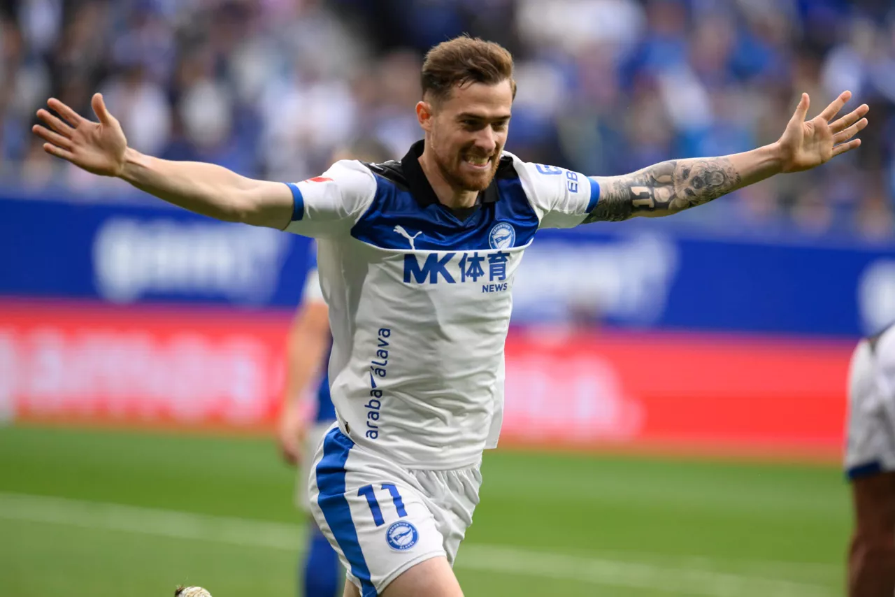 OVIEDO, 17/05/2026.- El delantero del Alavés Antonio Martínez celebra su gol, durante el encuentro de la jornada 37 de LaLiga entre el Real Oviedo y el Deportivo Alavés, este domingo en el estadio Carlos Tartiere de Oviedo. EFE/ Eloy Alonso
