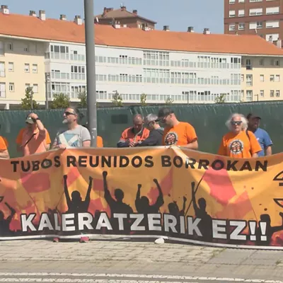 La plantilla de Tubos Reunidos se concentra en Lakua, previo a la reunión con la viceconsejera vasca de Trabajo